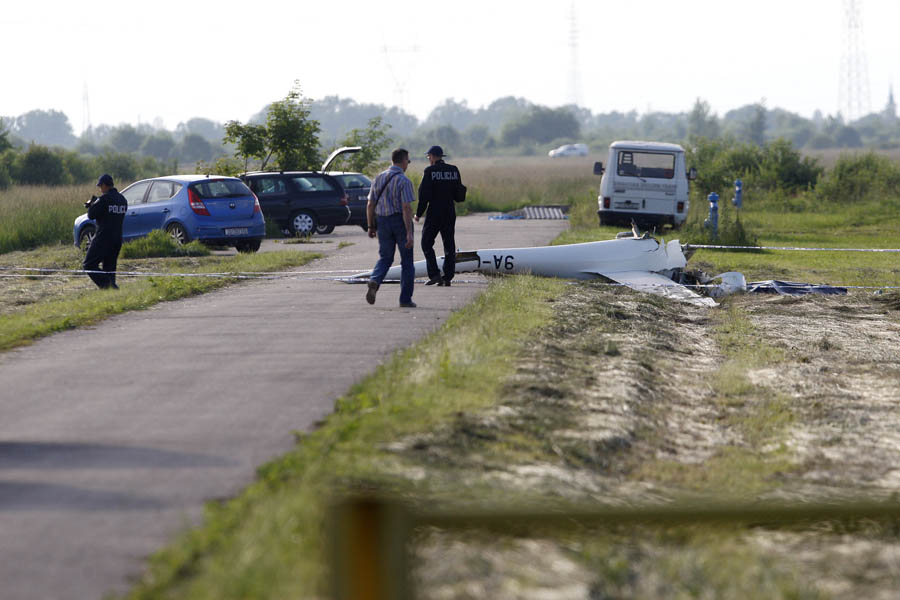 Busevec, 080613.U mjestu Busevec izmedju Velike Gorice i Lekenika u popodnevnim satima, iz do sada neutvrdjenih razloga, srusila se jedrilica na letjelistu Busevec.U nesreci je smrtno stradala jedna osoba.Na fotografiji: policija obavlja ocevid na mjestu nesrece.Foto: Tomislav Kristo / CROPIX