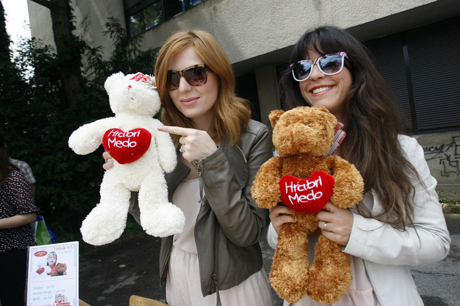 Zagreb, 080613.Dvoriste IX. gimnazije.U dvoristu IX. gimnazije odrzana je humanitarna prodaja rabljene djecje odjece, obuce i igracaka, a prihodi se skupljaju za lijecenje male Mase Lucic.Na fotografiji: Natasa Janjic, Ana Maras.Foto: Tomislav Kristo / CROPIX