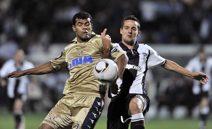 PAOK's Miroslaw Sznaucner, right, fights for the ball with Dinamo Zagreb's Etto during their Europa League Group D soccer match at the Toumpa stadium in the northern Greek port city of Thessaloniki, Thursday, Sept. 30, 2010. (AP Photo/Nikolas Giakoumidis)
