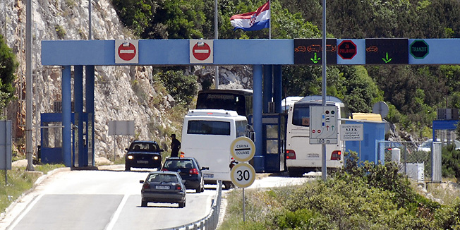 Metkovic, 260510.Granicni prijelaz Klek - Neum.Postren je granicni rezim na granicnim prijelazima Klek - Neum i Bistrina.Na prelasku kontrolira se svaki automobil tako da su ucestale kolone i putovanje prema Dubrovniku produzuje se za 30 tak minuta.Foto: Denis Jerkovic / Cropix
