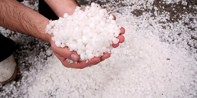 Duga Resa, 050412.Jako nevrijeme i tuca zahvatilo je podrucje Duge Rese. Tuca je bila velicine oraha i zabjelila je grad. Stanovnici su pokusali zastititi svoja vozila pokrivajuci ih dekama i za sada nije zabiljezena veca steta.Na slici: Ledena tuca.Foto: Mario Pusic / CROPIX