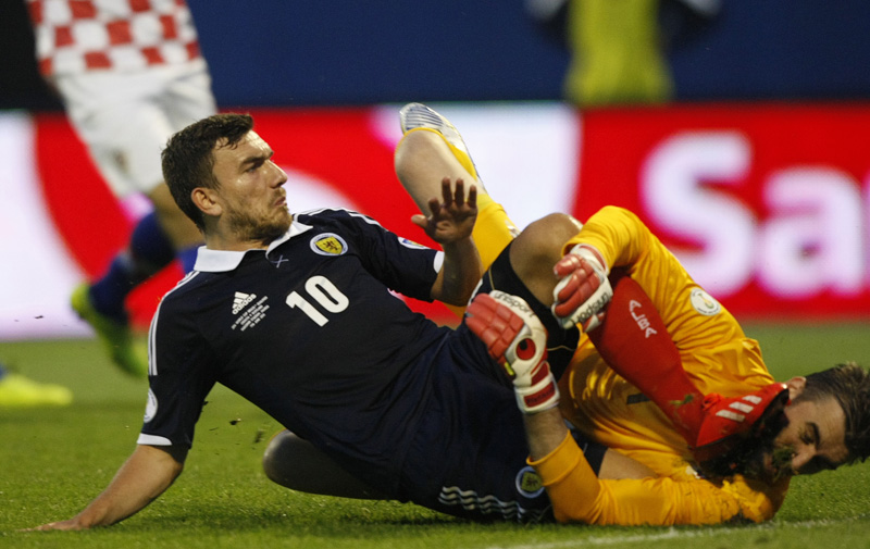 Zagreb, 070613.Stadion Maksimir.Kvalifikacijska utakmica skupine A izmedju Hrvatske i Skotske za Svjetsko prvenstvo koje se odrzava 2014. godine u Brazilu. Na fotografiji: Stipe Pletikosa i Robert Snodgrass.Foto: Ronald Gorsic / CROPIX 