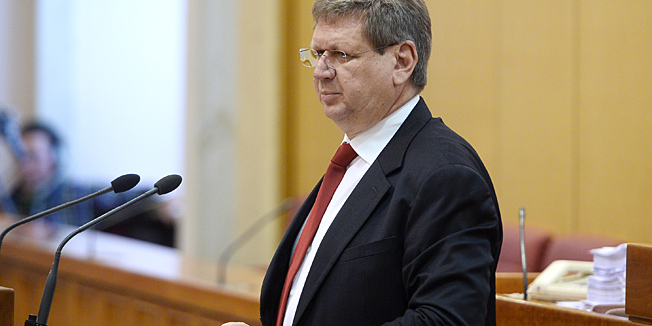 Zagreb, 130613.Markov trg.Sabor.Redovita sjednica Sabora s raspravom o  prijedlogu zakona o izmjenama  i dopunama zakona o radu. Na fotografiji: Mirando Mrsic.Foto: Goran Mehkek / CROPIX