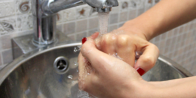 Rijeka, 151109.Svinjska gripa uzela je maha i Hrvatskoj. U najrizicniju dobnu skupinu cini se spadaju djeca i mladje osobe, pa je stoga prisutna velika zabrinutost medju roditeljima. Na slici: Redovno pranje ruku jedna je od preporucenih metoda za prevenciju svinjske gripe.Foto: Davor Zunic / CROPIX