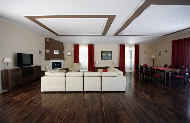 Zrnovnica, Senj, 130613.U uvali Zrnovnica pored Senja otvoren je poslovno turisticki kompleks Veladrion koji posluje u sklopu Grupe Zubak. Kompleks se sastoji od 4 objekta, ima 80 kreveta, sportsko rekreacijske i konferencijske sadrzaje te flotu luksuznih plovila za najam. Prostire se na 300 tisuca metara kvadratnih zasticene povrsine, a ovom se investicijom od 100 milijuna kuna otvorilo 30 novih radnih mjesta. Na fotografiji: detalj sa obilaska, jedan od apartmana u hotelu Vila Velebita.Foto: Tea Cimas / Cropix