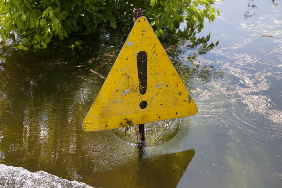 Osijek, Josipovac, 150613. Visok vodostaj Drave ugrozava vikend naselje Karasica u Josipovcu zapadno od Osijeka. Vikendasko naselje sa svih strana je okruzila voda te je postalo otok na kojem zivi tridesetak ljudi koji odbijaju evakuaciju. Naselje osigurava vojska koja okolo kuca gradi obrambene nasipe. Na fotografiji: Prometni znak upozorenja pod vodom na cesti koja spaja Josipovac s vikend naseljem Karasica.Foto: Vlado Kos / Cropix