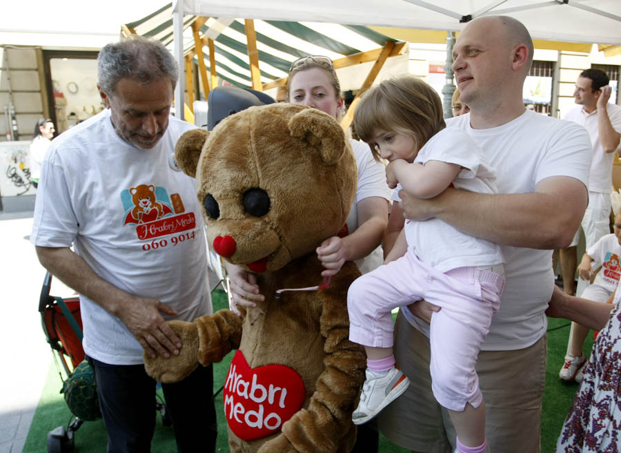 Zagreb, 150613.Bogoviceva ulica.Stand Hrabri medo gdje se u akciji Trebam te sakuplja novac za bolesnu djevojcicu Masu.Na fotografiji: Milan Bandic sa majkom i ocem male Mase.Foto: Ronald Gorsic / CROPIX