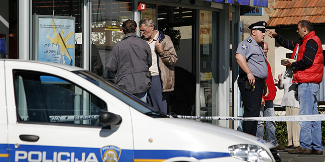 Zagreb,110907.Pljacka Erste banke,ulica Alberta Fortisa 16,dvojica maskiranih pljackasa su odnjela manju kolicinu novaca.Foto: Ranko Suvar / CROPIX