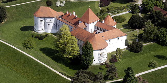 Varazdin, 050511.Panoramske fotografije Varazdinske zupanije.  Varazdin je administrativno srediste Varazdinske zupanije, poznat je po tornjevima baroknih crkava, palacama i srednjovjekovnoj utvrdi Stari grad.Na slici: grad Varazdin, Stari grad.Foto: Zeljko Hajdinjak / Cropix