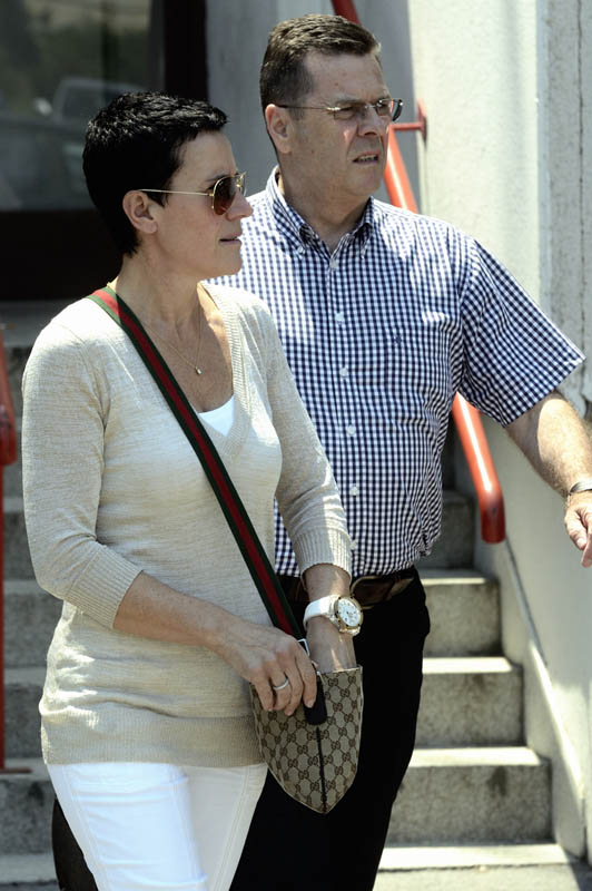 Split, 180613.Moravka Pokrovac, udovica ubijenog nogometnog menagera Dine Pokrovca izlazi iz zgrade Opcinskog suda u Splitu sa svojim odvjetnikom Robertom Jancikom nakon rocista na kojem od Igora Stimca potrazuje 10000 eura.Foto: Tom Dubravec / CROPIX