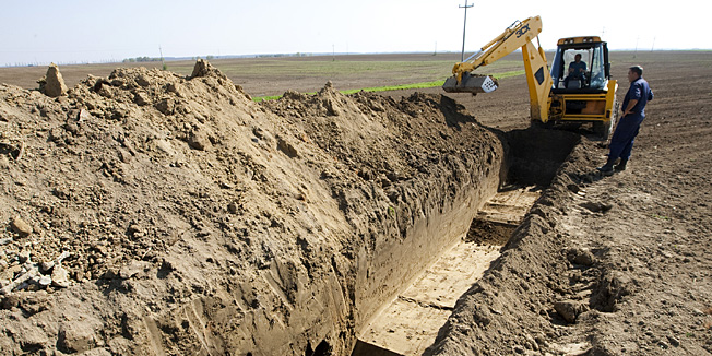 Sotin, 190413.Uz oranicu nedaleko od mjesta Sotin pronadjena je masovna grobnica u kojoj su pokopani ostaci najmanje tri osobe koje su ubijene 1991 godine nakon srpske okupacije mjesta.Informaciju o mjestu grobnice Ministarstvo branitelja dobilo je od Tuziteljstva Republike Srbije tj. od dvoje optuzenih za ratni zlocin u Sotinu.Prema podacima Ministarstva branitelja jos 25 mjestana Sotina vodi se kao nestale osobe.Na fotografiji:Lokacijia bivse klaonice stoke u Sotinu gdje su navodno prebacena neka tijela iz masovne grobnice pronadjenne na istocnom izlazu iz Sotina.Foto: Vlado Kos / Cropix