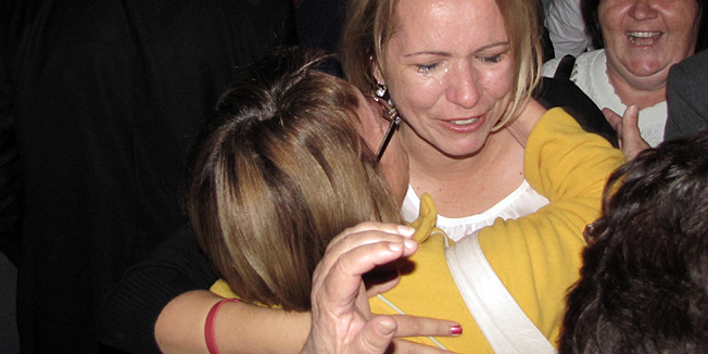 Sisak, 020613.Izborni stozer sisackog SDP-a u kojemu su Marina Lovric Merzel i Kristina Ikic Banicek proslavile pobjede u drugom krugu lokalnih izbora. Marina Lovric Merzel je nova zupanica sisacko - moslavacke zupanije, a Kristina Ikic Banicek nova gradonacelnica Siska.Na fotografiji: Nova gradonaclenica Siska Kristina Ikic Banicek u suzama je docekala vijert da je pobijedila Dinka Pintarica.Foto: Mate Piskor / CROPIX