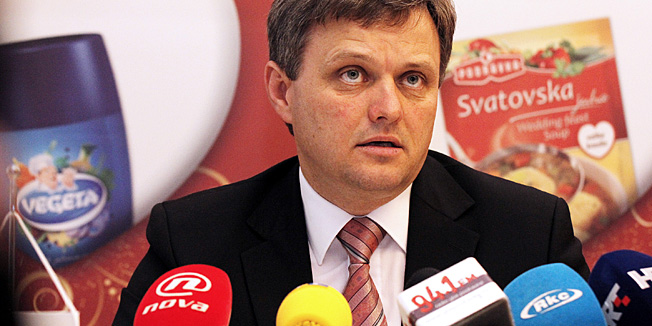 Koprivnica, 200613.Dionicari Podravke usvojili su, na danas odrzanoj Glavnoj skupstini prijedloge odluka Uprave i NO usmjerene prema razvoju kompanije kao modernog dionicarskog drustva i stvaranju pretpostavki za dokapitalizaciju Drustva, zadovoljevajuci rast i daljnju internaionalizaciju poslovanja. Na fotografiji: Zvonomir Mrsic, predsjednik uprave Podravka.Foto: Ivan Brkic / Glas Podravine / CROPIX