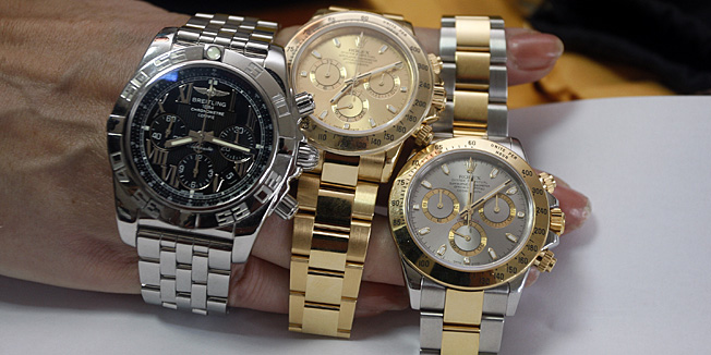 Varazdin, 240613.U prostorima Carinarnice Varazdin odrzana je aukcija nakita i satova zapljenjenih na podrucju Carinarnice Varazdin. Radi se o 212,45 kg srebrnog nakita vrijednog gotovo 500 000 kuna, nakit od celika 5953 komada vrijednog 21 000 kuna, zlatni nakit 76,76 grama cijena 11 130 kuna, i ostalog srebrnog nakita 1360, 73 grama vrijednog 3129 kuna, bisernog nakita s isklicnom cijenom 143 000 kuna. Dok su satovi Rolex vrijedni 184 696 kuna, i jedan po cijeni 94 180 kuna, Breitlig 46 856, i dva Tag Heuer sata po cijenama 12 695 i drugi 11 000 kuna i rucni sat D&G po cijeni 1500 kuna.Foto: Zeljko Hajdinjak / Cropix