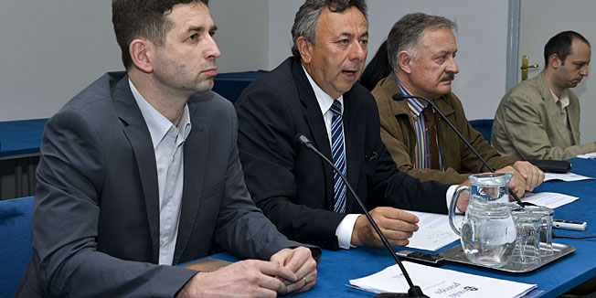 Zagreb, 090513. Tribina grada Zagreba.    Danas je odrzana rasprava o prijedlogu novog Pravopisa hrvatskog jezika.Raspravu su vodili profesor Zeljko Jozic - ravnatelj Instituta za jezikoslovlje, Nevio Setic - predsjednik Hrvatskog pedagoskog knjizevnog zbora i profesor Ante Bezan.Na fotografiji: Zeljko Jozic, Nevio Setic i Ante Bezan.Foto: Admir Buljubasic / CROPIX