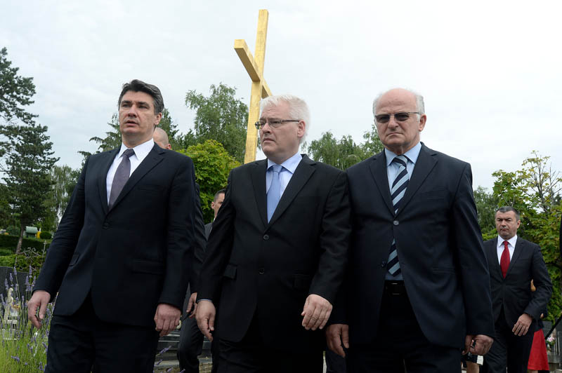 Zagreb, 250613.Groblje Mirogoj.U povodu Dana drzavnosti Republike Hrvatske, hrvatski predsjednik Ivo Josipovic, Predsjednik vlade Zoran Milanovic i predsjednik hrvatskog sabora Josip Leko polozili su vijence i zapalili svijece na groblju Mirogoj;Kod zida boli, kod grobnice narodnih heroja, kod sredisnjeg kriza i na grobu Franje Tudjmana prvog predsjednika Hrvatske.Foto: Goran Mehkek / CROPIX