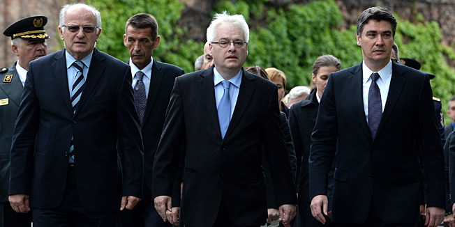 Zagreb, 250613.Groblje Mirogoj.U povodu Dana drzavnosti Republike Hrvatske, hrvatski predsjednik Ivo Josipovic, Predsjednik vlade Zoran Milanovic i predsjednik hrvatskog sabora Josip Leko polozili su vijence i zapalili svijece na groblju Mirogoj;Kod zida boli, kod grobnice narodnih heroja, kod sredisnjeg kriza i na grobu Franje Tudjmana prvog predsjednika Hrvatske.Foto: Goran Mehkek / CROPIX