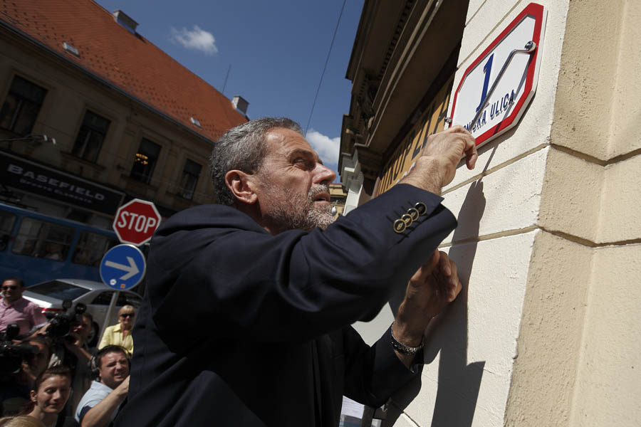 Zagreb, 270613.Gradonacelnik Milan Bandic postavio je na zgrade u Mesnickoj 1 i Jurisicevoj 1A plocice s brojevima u sklopu realizacije Projekta novog sustava oznacavanja imena ulica i trgova, odnosno oznacavanja zgrada s plocicama s kucnim brojevima. Na fotografiji: Milan Bandic postavlja kucni broj u Mesnickoj.Foto: Dragan Matic / CROPIX