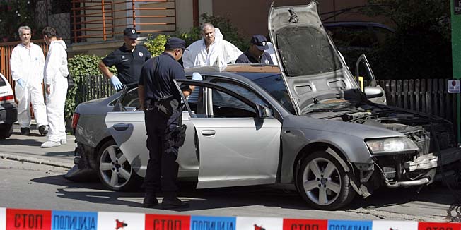 Beograd, 030712.U mafijaskom obracunu jedna je osoba poginula, a jedna je ozlijedjena u eksploziji bombe podmetnute pod automobil u beogradskom naselju Bele Vode. Eksplodirao je Audi A6, smrtno je stradao R. J. (32), a ozlijedjen je P. R. (35). Eksplozija u Ulici brace Vuckovica dogodila se oko 14 sati.Foto: Cropix