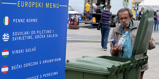 Zagreb, 270613.Trg bana Jelacica.Iako Hrvatska za cetiri dana ulazi u Europsku Uniju, vecina njenih gradjana zivi sve teze. Na slici: sakupljac ambalaznog otpada.Foto: Goran Mehkek / CROPIX