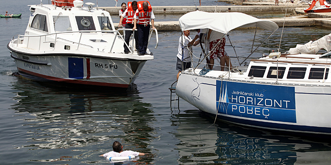 Porec, 200612.U Plavoj laguni predstavljen je NautAssistanc sustav 24 -satne pomoci na moru namjenjen namijenjenog nauticarima. YP NautAssistance predstavio je ing. Djek Surija, direktor Yacht-Poola International. Odrzana je pokazna vjezba spasavnja na koju je u pomoc stigla lucka kapetanija te poslje njih sluzba za spasavanje koja je oslobodila brod.Foto: Srecko Niketic / CROPIX