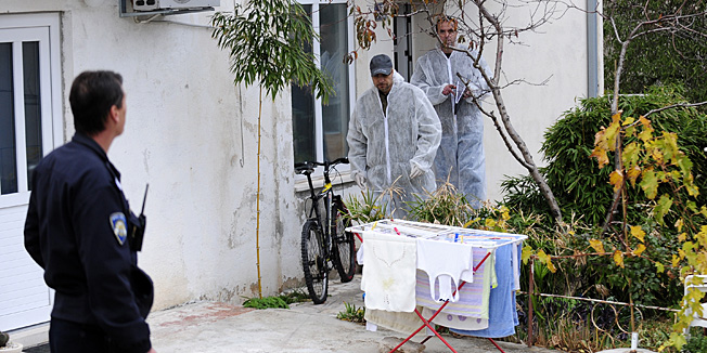 Supetar, 021211.Sinoc oko 22.30 nadjena je mrtva djelatnica mjenjacnice Abigo u Supetru. Iz mjenjacnice je ukraden sef koji je policija jutros nasla na trajektu Hrvat koji plovi na liniji Split - Supetar. Policijski ocevid je u tijeku.Na slici je kuca na adresi Ulica 22. lipnja 18 gdje je sinoc pronadjena ugusena 35 godisnja djelatnica mjenjacnice Sandra L. Foto: Nikola Vilic / CROPIX