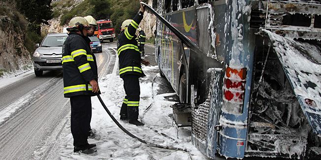 Dubrovnik, 050413Danas, nesto poslije 11 sati na drzavnoj cesti D-8 izmedju Dubrovnika i Zupe Dubrovacke kod Dupca, zapalio se turisticki autobus. Autobus pun putnika kretao se smjerom iz Cilipa u pravcu Dubrovnika, kako nesluzbeno doznajemo prevozeci turiste s cruisera.Iako tijekom cijelog jutra vlada nesnosna prometna guzva, vatrogasci iz Dubrovnika, Zupe dubrovacke i Cilipa,  su brzo reagirali te pravovremeno zapoceli s gasenjem. Prema prvim informacijama u autobusu bilo 45 putnika,  a hitna je prevezla jednu putnicu u dubrovacku bolnicu. Na fotografiji: detalj s mjesta nesrece.Foto: Niksa Duper / Dubrovacki vjesnik / CROPIX