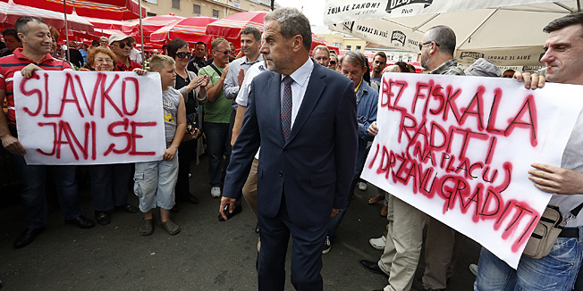 Zagreb, 280613.Trnica Dolac.Na trznici Dolac odrzan je prosvjed protiv uvodjenja fiskalnih blagajni na trznice. Prosvjed je podrzao i gradonacelnik grada Zagreba Milan Bandic.Na fotografiji: Milan Bandic.Foto: Damjano Tadic / CROPIX