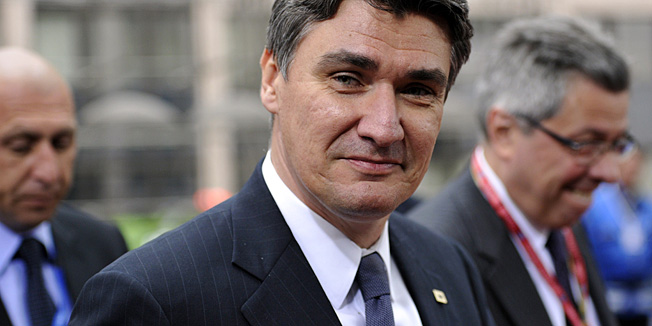 Croatian Prime Minister Zoran Milanovic (C) arrives for the European Council meeting at the EU headquarters in Brussels on June 27, 2013. European Commission President Jose Manuel Barroso announced a political deal on the EU's hotly contested 2014-2020 trillion-euro budget, hours before an EU summit mulls how to get millions of jobless youths back into the workplace.     AFP PHOTO / GEORGES GOBET