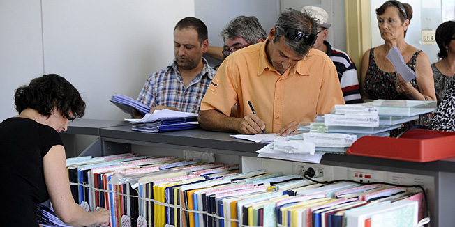 Split, 260613.Rok za legalizaciju kuca i objekata istjece 30. lipnja.Na salteru za legalizaciju u Gradskoj upravi (Banovini) gradjani predaju papire i formulare kako bi sve obaveze izvrsili na vrijeme.Na fotografiji: gradjani ispunjavaju formulare.Foto: Nikola Vilic  / CROPIX  