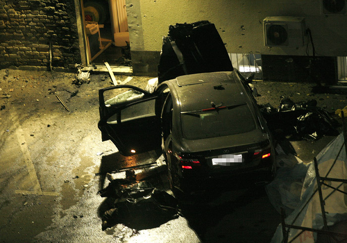 - 2008. U FOTOGRAFIJAMA CROPIX-A - Zagreb, 231008.Veceras oko 18:15 sati na parkiralistu Nacionala u Staroj Vlaskoj u eksploziji autobombe poginuo je vlasnik Nacionala Ivo Pukanic i Niko Franjic.Foto: Damjan Tadic / CROPIX