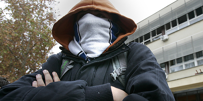 Osijek, 141108.Jutros oko 9 sati rastrojeni ucenik I. razreda Elektrotehnicke i strojarske skole I.M. (15) napao je uciteljicu povijesti a nesluzbeno se spominje i prijetnja ubojstvom. Ucenik je po dolasku policije fizicki napao i policajca no ubrzo je savladan i prebacen u policijsku stanicu. Na slici ilustracija - maloljetni ucenici ispred iste skole skole u koju je novinarima zabranjen pristup.Foto: Igor Sambolec / CROPIX