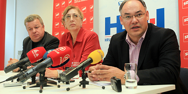 Pula, 030113.U prostorijama SDP-a Istarske zupanije (Divkoviceva 3.) odrzala se konferencija za novinare na kojoj su stranke SDP-a i HSU-a javno podrzale kandidata za istarskog zupana Damira Kajina. Na press konferenciji bili su Radovan Cvek (HSU), Alda Damjanac (SDP) i Damir Kajin.Foto: Srecko Niketic / CROPIX