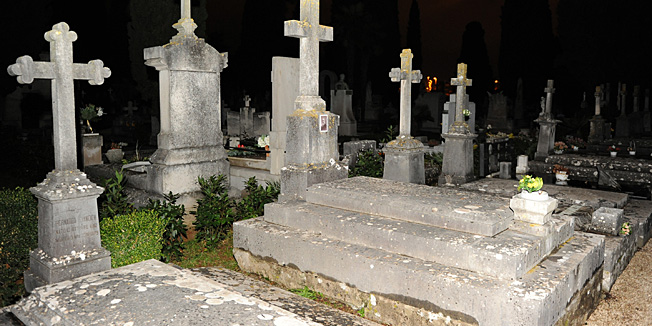 Zadar, 070111. Nepoznati vandali iscupali su 72 drvena kriza na zadarskom Gradskom groblju nakon cega su ih okrenute naopacke zaboli ili polozili natrag. Poznato je kako povod za taj vandalski cin nije vjerske naravi jer su osteceni krizevi i na pravoslavnim, ali i na katolickim grobovima. Na slici:  krizevi koje nije bilo moguce okrenuti na Gradskom groblju Zadar.Foto: Andrija Lucic / CROPIX