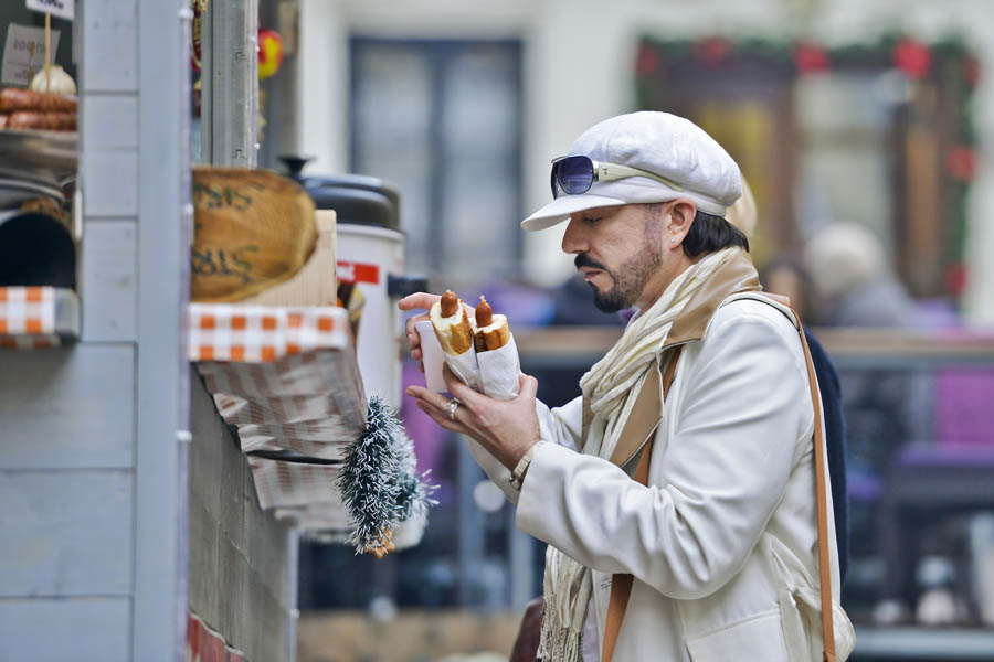 Zagreb, 050113.Medju mnogobrojnim setacima na zagrebackoj spici zasigurno je najvise pozornosti plijenio poznati karizmatik, velecasni Zlatko Sudac. U bijelom od glave do pete prosetao se Radicevom, Ilicom te skrenuo u Tomicevu gdje je na blagdanskim standovima kupio 2 hrenovke i kuhano vino s kojima se uputio u obliznji haustor u kojem se nalaze frizerski, kozmeticki te krojacki salon. Foto: Neja Markicevic / CROPIX