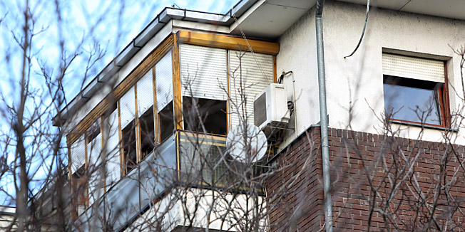 Slavonski Brod, 070113.Mrtva tromjesecna beba 27. prosinca dovezena je u bolnicu, a zbog teskih ozljeda nekoliko sati poslije i 2 i pol godisnja djevojcica. Zbog sumnje u zanemarivanje i zlostavljanje maloljetne djece Policijska uprava brodsko-posavska privela je 32-godisnjaka koji se nalazi u jednomjesecnom pritvoru. U iznajmljenom stanu (naselje Slavonija 1) gdje je zivio s nevjencanom suprugom i troje maloljetne djece pronadjeno je i oruzje te eksplozivna naprava. Prema nesluzbenim informacijama par je zivio u neljudskim uvjetima u stanu prekrivenom smecem pa i izmetom, a djeca su bila zlostavljana i pothranjena.Na slici zgrada i stan u kojem je zivjela porodica.Foto: Danijel Soldo / CROPIX