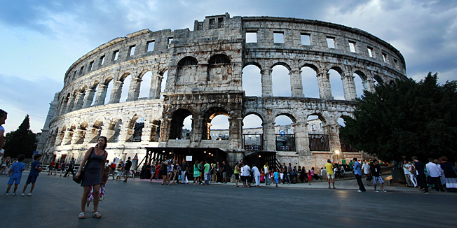 Pula, 210712.Pulska Arena.Otvorenje 59. Pula film festivala. Predsjednik Republike Hrvatske i glavni tajnik UN-a nazocili su otvorenju festivala. Predsjednik Josipovic otvorio je festival, dok se glavni tajnik UN-a Ban Ki-moon obratio publici.Na fotografiji: detalj sa dogadjanja.Foto: Srecko Niketic / CROPIX