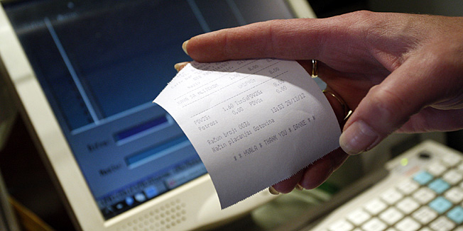 Zagreb, 281212.Koturaska ulica.Sa 1.1. 2013 g. stupa na snagu novi zakon kojim se uvodi obveza fiskalnih blagajni u kaficima, restoranima i ducanima se kako bi drzava preko fiskalnih blagajni biljezila svaki promet gotovinom i tako naplatila puno veci PDV. Kao osnovni preduvjet fiskalizacije obrtnicima ce trebati blagajna koja ce se moci povezati s internetom i digitalni certifikat Fine. Uz pomoc tog certifikata racuni ce se slati Poreznoj upravi.Foto: Davor Pongracic / CROPIX