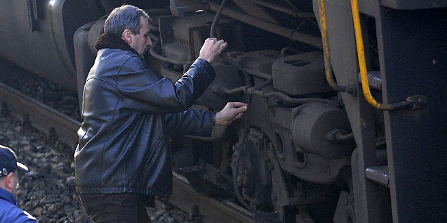 Zagreb, 090113.Nocas oko 3,50 sati oko 50 metara zapadno od zeljeznicke postaje Podsused, u trenutku prolaska teretnog vlaka koji je prometovao na relaciji Ranzirni kolodvor Zagreb-Varazdin, odjeknula je eksplozija.Prema prvim informacijama zagrebacke policije, doslo je do detonacije ispred teretnog vlaka, a za sada nije poznato sto je uzrok detonacije.Prema sadasnjim saznanjima, nema ozlijedjenih.Na fotografiji: detalj sa ocevida na mjestu eksplozije.Foto: Damir Krajac / CROPIX