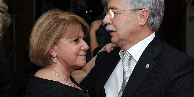 Split, 050113.U hotelu Atrium u Splitu stranka HDZ uprilicila je humanitarnu veceru na kojoj je lutrijom prikupljeno trideset tisuca kuna kao donacija Samaritancima u Splitu.Na slici: Vjeko Ivanisevic i supruga.Foto: Jadran Babic / CROPIX