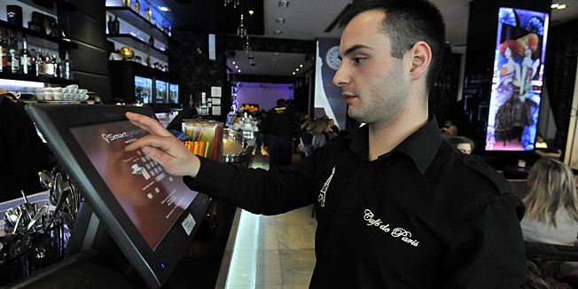 Zagreb, 010113. Caffe de Paris na Cvjetnom placuOd danas, 01.01.2013. svi kafici i restorani moraju imati fiskalne blagajne.Foto: Bruno Konjevic / CROPIX