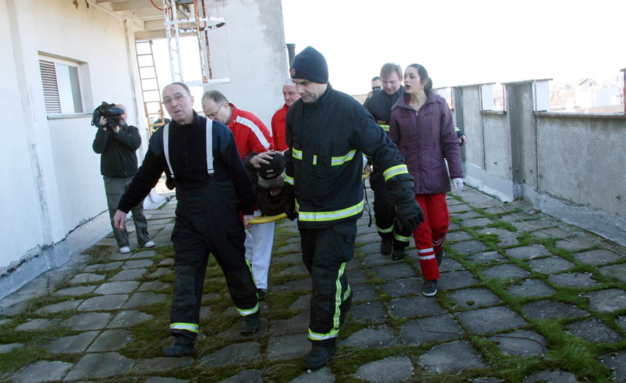Osijek, 120113.Stariji osjecanin namjestajuci antenu na krovu zgrade na Sjenjaku 36 u Osijeku slomio je kuk. Uz pomoc vatrogasaca i hitne pomoci uspjesno je skinut sa krova zgrade zgrade a lijecnicka pomoc pruzena mu je u KBC Osijek.Foto: Emica Elvedji / CROPIX