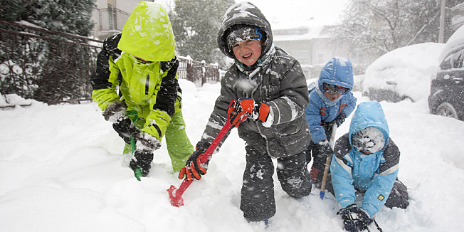 Zagreb, 081212.Dubrava.Obilan snijeg zapadao je u Zagrebu preko noci.Otezan promet i zastoj tramvaja obiljezilo je ovo jutro popraceno zimskim nevoljama i radostima.Foto: Goran Mehkek / CROPIX