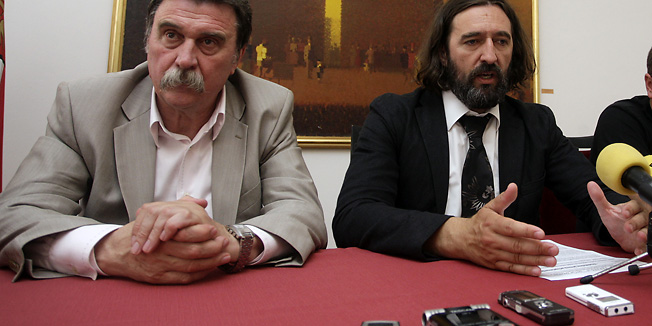 Varazdin, 210509.Ivan Cehok i Zlatko Horvat odrzali su press konferenciju na kojoj su potvrdili da od danas i sluzbeno preuzimaju funkcije gradonacelnika, odnosno zamjenika gradonacelnika. Zahvalili su biracima i izrazili nadu da ce dobro suradjivati sa Vijecem, iako imaju manji broj zastupnika od HNS-a.Na slici: s lijeva Zlatko Horvat, zamjenik gradonacelnika, Ivan Cehok, gradonacelnik i Ivan Mesek, bivsi zamjenik gradonacelnika, koji se dosao zahvaliti na suradnji.Foto: Zeljko Hajdinjak / Cropix