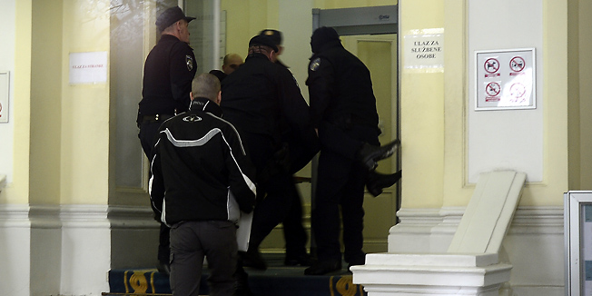Zagreb, 140113.Zupanijski sud na ZrinjevcuVojislav Blazevic, osumnjiceni za postavljanje dviju bombi u Podsusedu, u pratnji policije pristigao je na Zupanijski sud na Zrinjevcu. Nakon cega bi trebao biti prebacen u zatvorsku bolnicu u Svetosimunskoj.Foto: Goran Mehkek / CROPIX