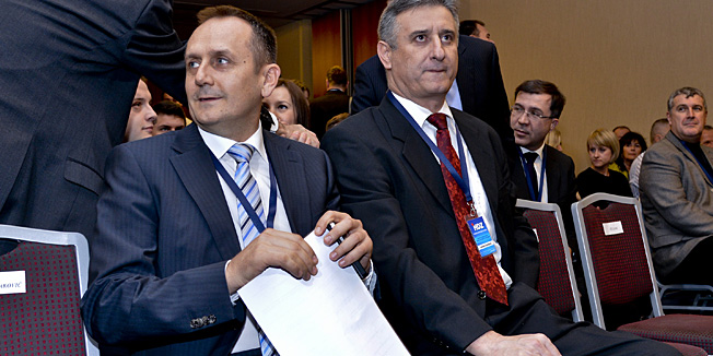 Zagreb, 181212.Izborna skupstina gradske organizacije Hrvatske demokratske zajednice Grada Zagreba, na kojoj se izmedju dvije pristigle kandidature (Ivana Kujindzica i Andrije Mikulica) bira predsjednik Gradskog odbora, a izmedju 67 pristiglih kandidatura bira se 39 clanova Gradskog odbora,  te pet clanova Nadzornog odbora izmedju 18 pristiglih kandidatura.Na fotografiji: Drago Prgomet i Tomislav Karamarko.Foto: Admir  Buljubasic / CROPIX