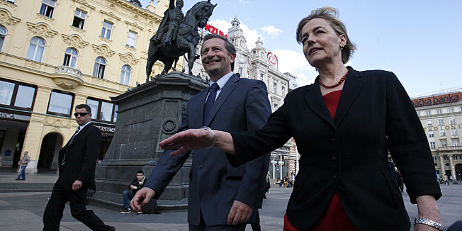 Zagreb, 190312.Trg Bana Jelacica, Gradska kavana.Hrvatska ministrica Vanjskih poslova Vesna Pusic popila je kavu sa  ministrom vanjskih poslova i potpredsjednikom slovenske Vlade Karlom Erjavcem. Foto: Damjan Tadic / CROPIX