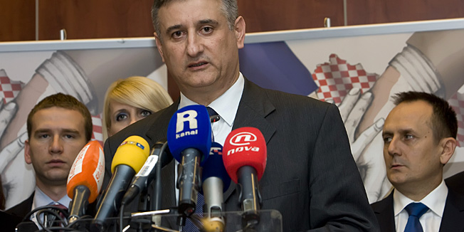 Opatija, 200113.Milenij Grand hotel 4 Opatijska Cvijeta.Hrvatska demokratska zajednica za pripremu kampanje za lokalne izbore 2013. godine organizirala je Klauzuru najvisih tijela Stranke koje je odrzana 19. i 20. sijecnja u Opatiji.Na fotografiji: Predsjednik stranke Tomislav Karamarko na zavrsetku manifestacije odrzao je tiskovnu konferenciju.Foto: Zeljko Sop / CROPIX