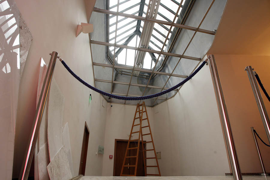 Zagreb, 220113.Sabor.Zbog tezine snijega, jucer se u Saboru urusio stakleni krov ispred male vijecnice, no kako u to doba odbori nisu zasjedali, tim dijelom zgrade nitko se nije kretao i nitko nije ozlijedjen. Saborsko osoblje procjenjuje da je na krovu moralo biti izmedju 400 i 500 kilograma snijega jer je njegova tezina probila debelo armirano staklo i strop od pleksiglasa ispod njega.Krshotine su uklonjene ali je jos zabranjen pristup u taj dio zgrade.Foto: Davor Pongracic / CROPIX