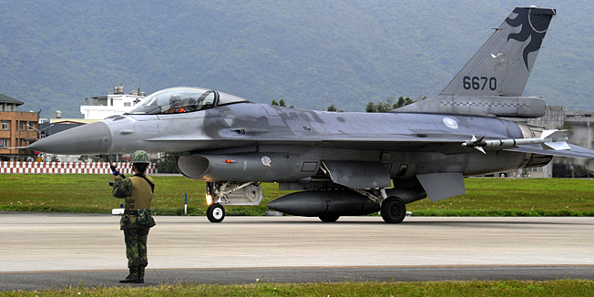 A US-made F-16 fighter taxi on the run way during an scramble take off at the eastern Hualien air force base on January 23, 2013.  The Taiwan air force demonstrated their combat skills at the Hualien air base during an annual training before the coming lunar new year. AFP PHOTO / Sam Yeh